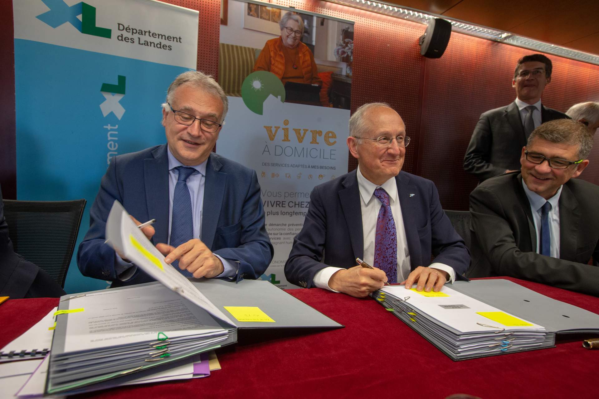 Philippe Wahl, Président de La Poste, Xavier Fortinon, Président du Département des Landes et Paul Carrère, Vice- Président du Département des Landes. En arrière plan, Raphael Tamponnet, Directeur Général d’XL Autonomie